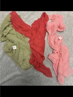 3 van klee Lightweight Knit Scarves in Olive, Red & Blush great condition